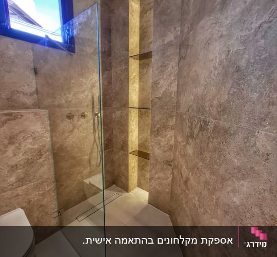 מקלחון זכוכית קבוע מעוצב עם ראש גשם ומדפי זכוכית מוארים
